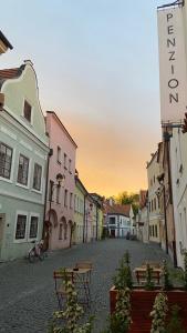 ulica w mieście z zachodem słońca w tle w obiekcie Penzion Panská w Czeskich Budziejowicach