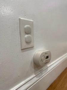 a lightswitch on a white wall with a button at Cozy Cottage with Fireplace in Newburgh