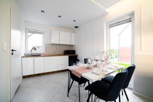 Kuchyňa alebo kuchynka v ubytovaní CHILL HAUS APARTAMENTY , Domki
