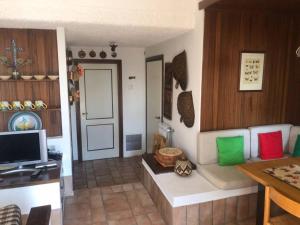 a living room with a couch and a television at Appartamento EdenSirente in Rocca di Cambio