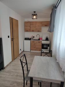 Pokoje i apartamenty MatDar的厨房或小厨房