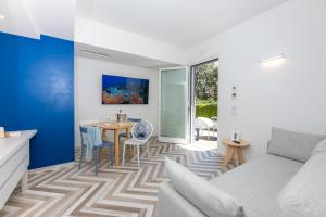 uma sala de estar com um sofá e uma mesa em Garden Suite em Marina di Pietrasanta