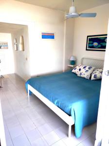 カスティリョンチェッロにあるAppartamento nel Mareのベッドルーム1室(青いベッド1台付)