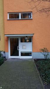 - un bâtiment avec une porte blanche et une fenêtre dans l'établissement Apartment Berlin Mitte, à Berlin