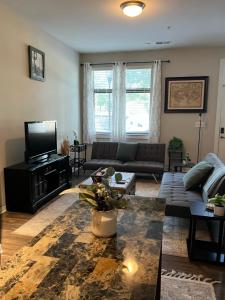 TV a/nebo společenská místnost v ubytování Uptown Townhouse Studio Apartment -WiFi-10 min walk to Spectrum Center