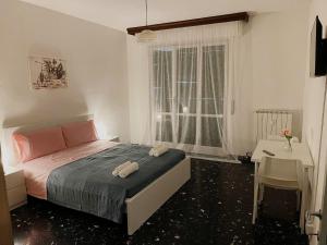 a bedroom with a bed with two towels on it at PORTA A MARE STATION in Pisa