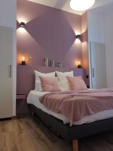 a purple bedroom with a bed with pink walls at Face au Vieux Port Vue 180 de Notre Dame au Panier in Marseille