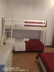 a small room with two bunk beds in it at Mulini di Verrucole in Naggio