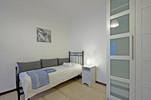 ミラノにあるApartment Chiesarossaの小さなベッドルーム(ベッド1台、ナイトスタンド付)