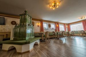 マロスコにあるLa Montanina Hotel in Val di Nonのテーブルと椅子が備わる広い客室です。