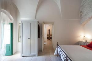 Postel nebo postele na pokoji v ubytování Cuore di Pietra - centro storico Ostuni