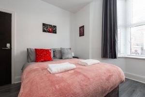 Postel nebo postele na pokoji v ubytování The Anfield Inn