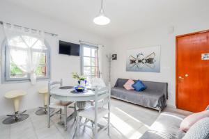 TV a/nebo společenská místnost v ubytování Calma Luxury Apartments #4 Sozopoli in Halkidiki