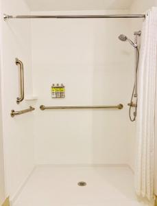 W łazience znajduje się prysznic z zasłoną prysznicową. w obiekcie Holiday Inn Express & Suites - Middletown, an IHG Hotel w mieście Middletown