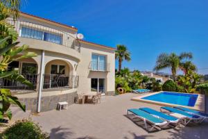 ベニッサにあるEstrella - holiday home with stunning views and private pool in Benissaのヴィラ(家の前にスイミングプール付)