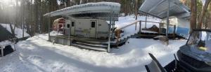 Panorama HeightsにあるGlamping propertyの雪の隣の建物