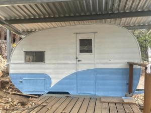 Panorama HeightsにあるGlamping propertyの青白のトレーラー +4枚の写真