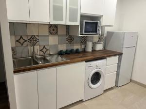 cocina con fregadero y lavadora en Magnifique appartement de 60m2, en Le Blanc-Mesnil