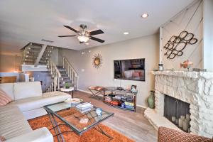 Μια τηλεόραση ή/και κέντρο ψυχαγωγίας στο Waterfront Home with Dock on Lake Lyndon B Johnson!