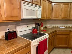 Nhà bếp/bếp nhỏ tại Catalina Condo @ LaEncantada - Tucson AZ