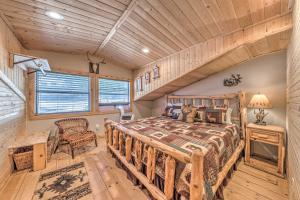 Ένα ή περισσότερα κρεβάτια σε δωμάτιο στο Ruidoso A-Frame Cabin about 1 Mi to Grindstone Lake!