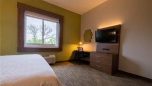 TV a/nebo společenská místnost v ubytování Holiday Inn Express Hotel & Suites Mankato East by IHG