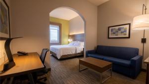 Postel nebo postele na pokoji v ubytování Holiday Inn Express Hotel & Suites Mankato East by IHG