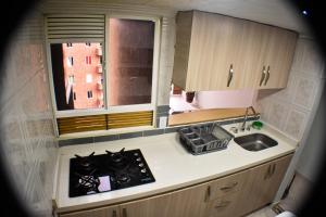 a small kitchen with a sink and a window at Hermoso Apartamento Ubicado en Zona Céntrica de Medellín in Medellín