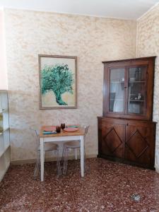 een tafel en een kast in een kamer bij GIOVANNA HOME COLLECTION in Messina