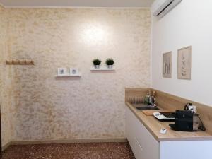 een keuken met een wastafel en een aanrecht bij GIOVANNA HOME COLLECTION in Messina