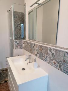 een badkamer met een wastafel en een spiegel bij GIOVANNA HOME COLLECTION in Messina