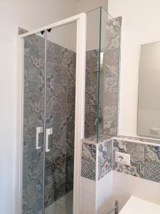 een douche met een glazen deur in de badkamer bij GIOVANNA HOME COLLECTION in Messina