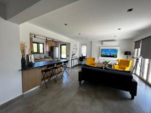 salon z kanapą i kuchnią w obiekcie Casa di Somnia Luxury Residence w Marmari