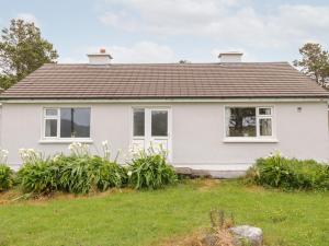 a white house with a yard at Roundstone Bay View in Roundstone