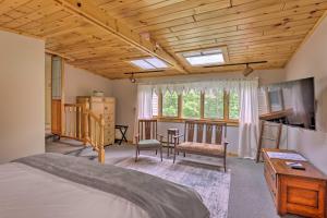 ein Schlafzimmer mit einem Bett und einer Holzdecke in der Unterkunft Spectacular Views with Deck, Fire Pit, and Game Room! in Keuka Park