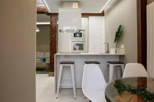 A kitchen or kitchenette at Cozy 2Bed2Bath&Patio w BedBath in Mdrd's Center