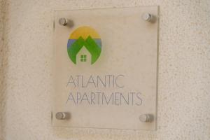 um sinal para um apartamento atlântico numa parede em Vista Mar em Porto Santo