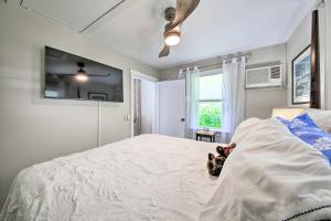 - une chambre dotée d'un lit blanc avec un animal rembourré dans l'établissement Charming East Boothbay Cottage with Large Yard!, à East Boothbay
