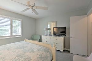 Ένα ή περισσότερα κρεβάτια σε δωμάτιο στο Close to Beach and Coligny Plaza Hilton Head Condo! +19 φωτογραφίες