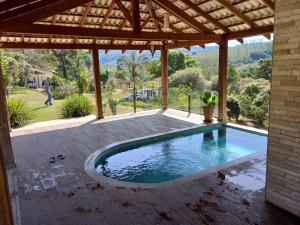 einen Pool in der Mitte einer Terrasse in der Unterkunft Hotel Fazenda Palestina in Itapecerica