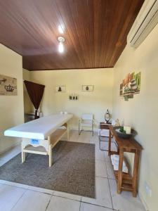 una sala de estar con una mesa de ping pong en FLAT ILHA FLAT HOTEL, en Ilhabela