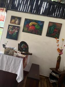 Un restaurante o sitio para comer en Hostería La Gaviota Peruana