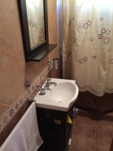 uma casa de banho com um lavatório e um espelho em Ciudad de las Colinas em Victoria