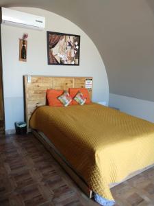 Cabañas Valle de Guadalupe房間的床