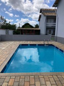 uma piscina em frente a uma casa em Temporada em Cabo Frio em Cabo Frio