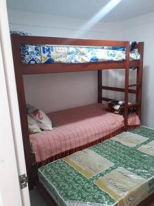 富薩加蘇加的住宿－Hermoso ¡Apartamento! en Fusagasugá!，配有2张双层床的客房位于地板上,配有箱子