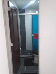 uma casa de banho com um WC e uma cabina de duche ao nível do chão em Hermoso ¡Apartamento! en Fusagasugá! em Fusagasuga