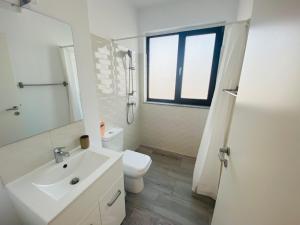 Ένα μπάνιο στο SOHO Apartment - City View with Rooftop Garden +18 φωτογραφίες