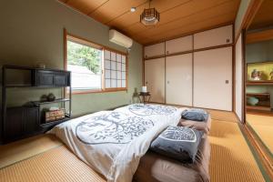 una camera da letto con un letto grande e una finestra di Niwamori_org a Nara