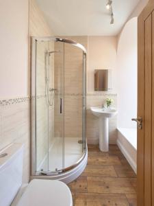 Un baño con ducha, inodoro y lavabo. en Chapel-on-the-Hill, en Grosmont